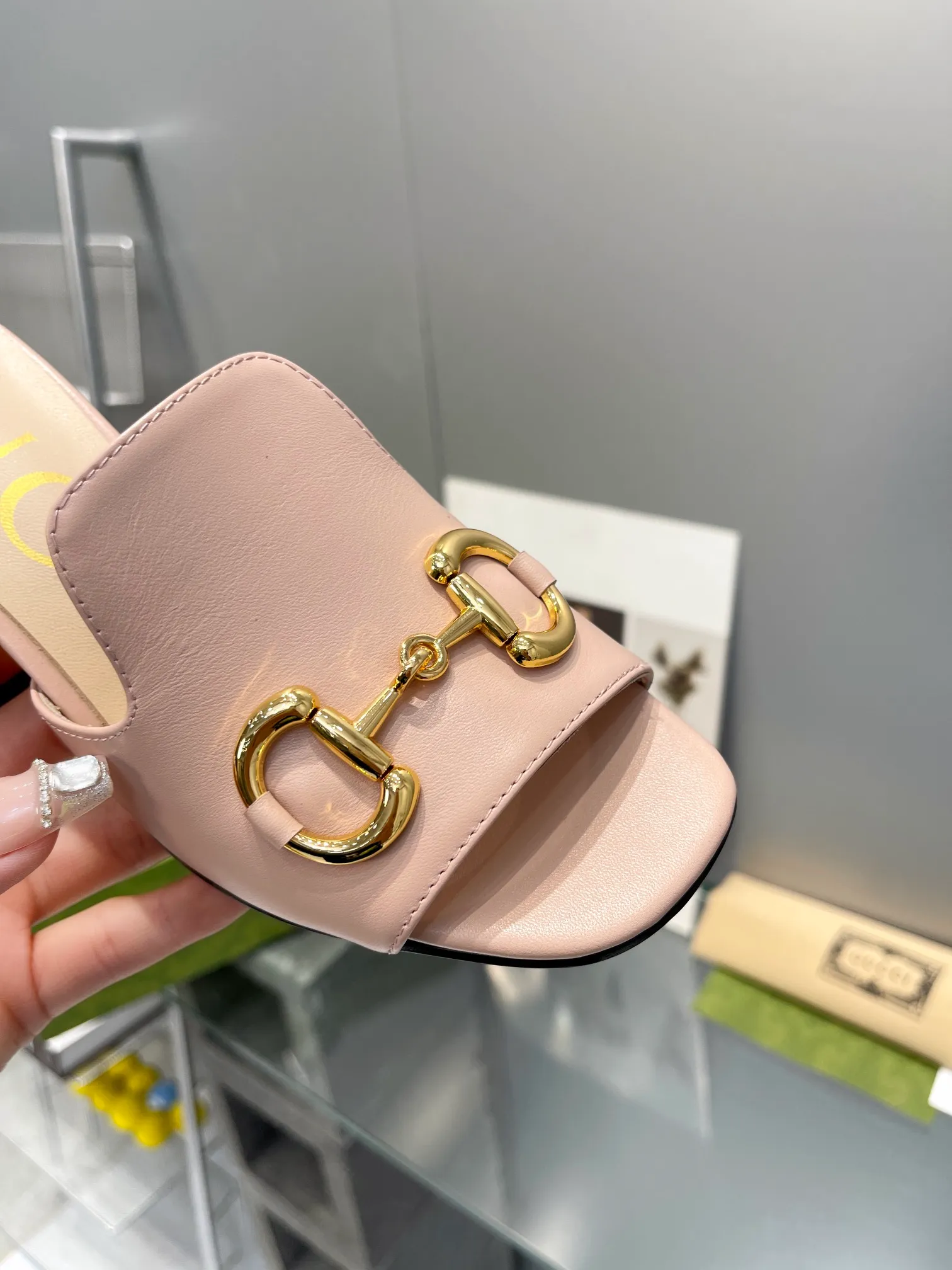 👟👟Ex-factory price 460👟👟 gucci 2024 early spring new thick heel retro shoes with horsebit, Internet celebrity hot sandals, super versatile fashion items. Original 1:1 customized. It is worth mentioning the packaging. This year’s G family’s packaging is really high-end, and the original packaging is presented.  Material: original custom imported oil-waxed ancient soft sheepskin. Lining: high-end customized sheepskin. Italian genuine leather outsole. Heel height: 7.5cm. Heel electroplated gold+covered leather. Size: 34-41 (34, 40, 41 customized)